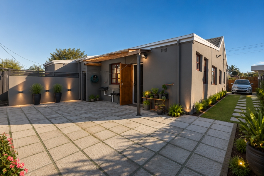 5 Bedroom Property for Sale in Wynberg Upper Western Cape